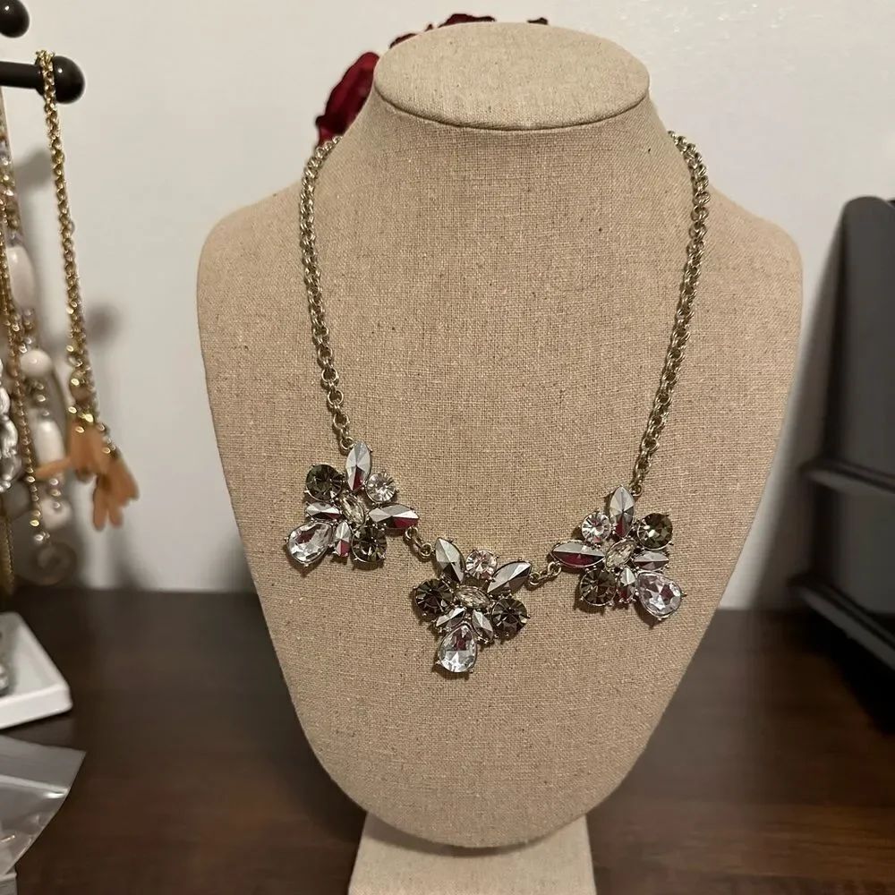 WHBM Womens Necklace 3 Flowers Pendant Curb Chain Lobster Lock Style Jew…